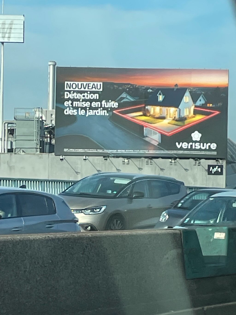 Campagne Verisure sur un panneau publicitaire au bord de la route.